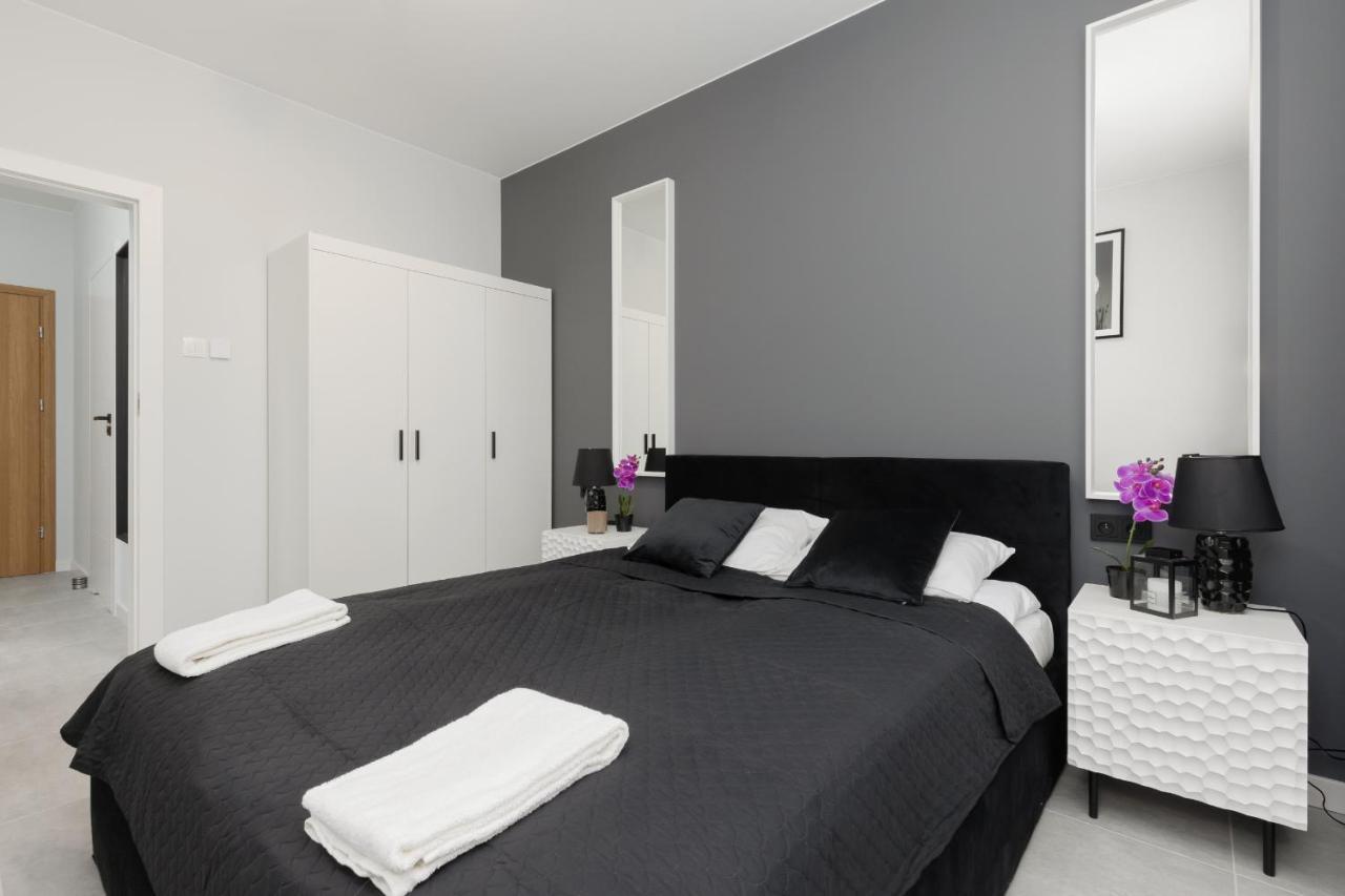 With Balcony By The Park In By Renters Prestige Apartment